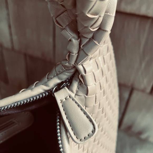 Elegant Cream Woven Shoulder Bag - Picture 4 of 7